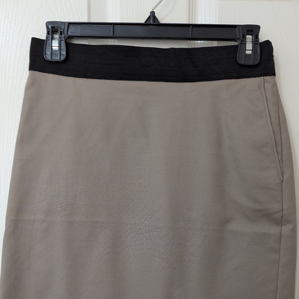 4P Investments petites, Khaki short skirt with pockets. Elastic waist.